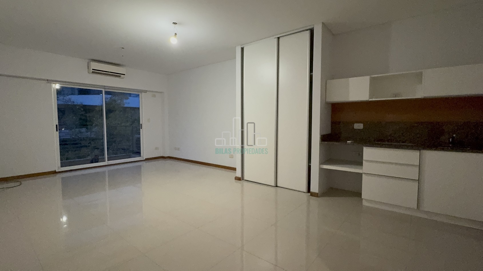 ALQUILER Monoambiente con balcon al frente en Caballito 